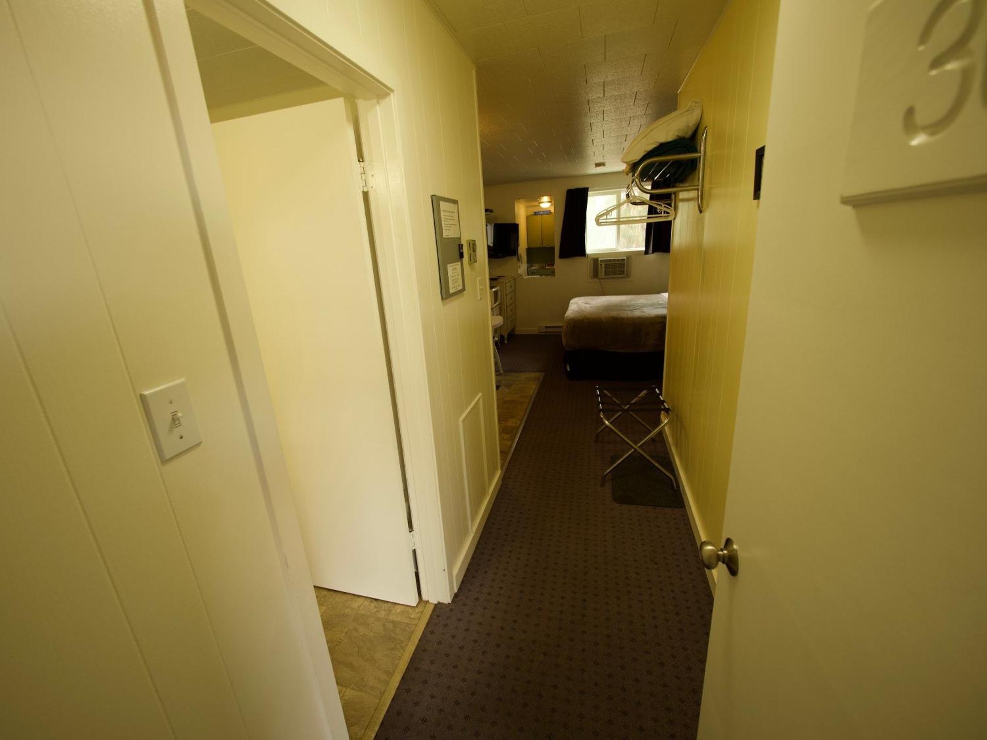 Creston Valley Motel Экстерьер фото