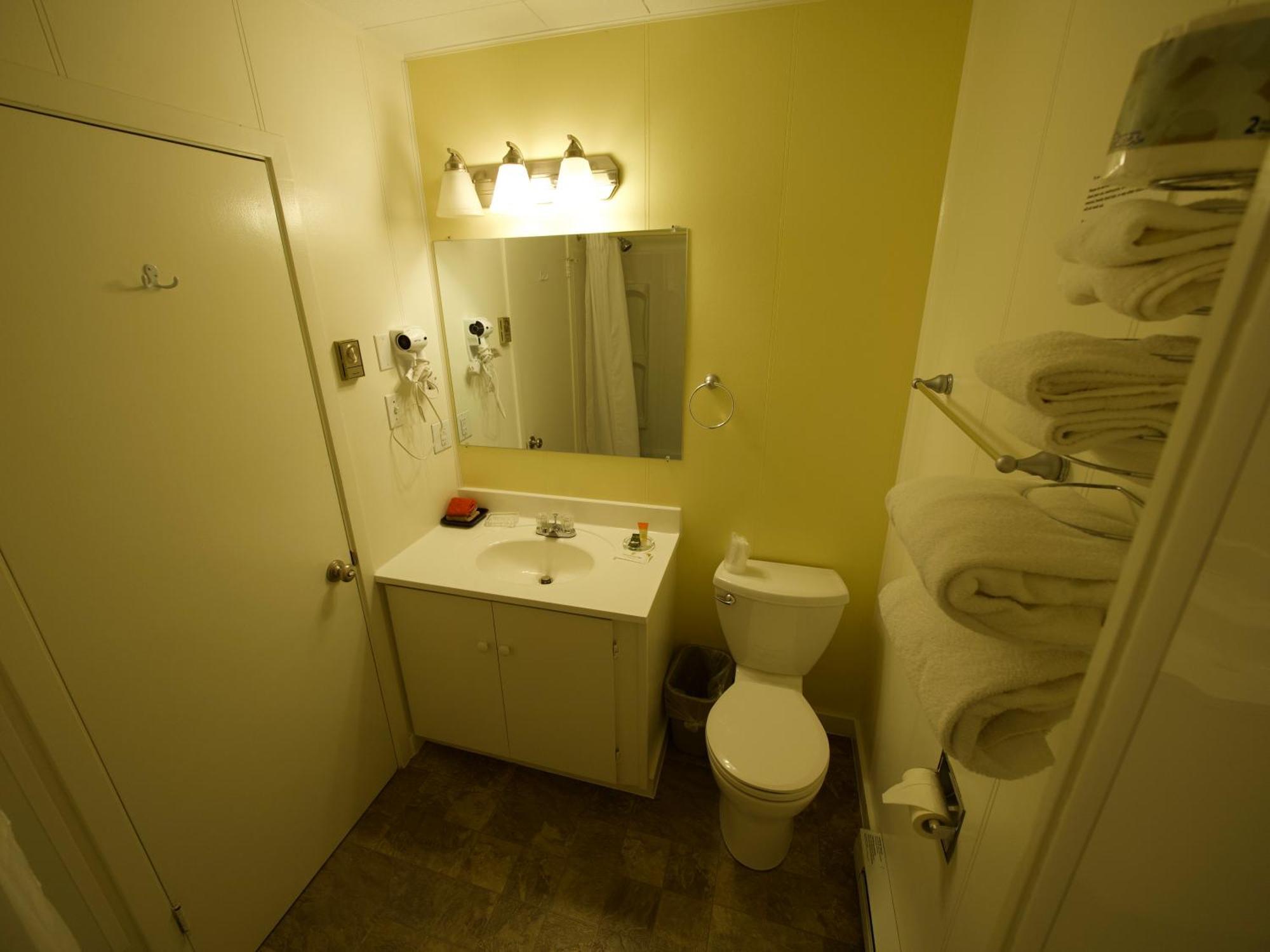 Creston Valley Motel Экстерьер фото