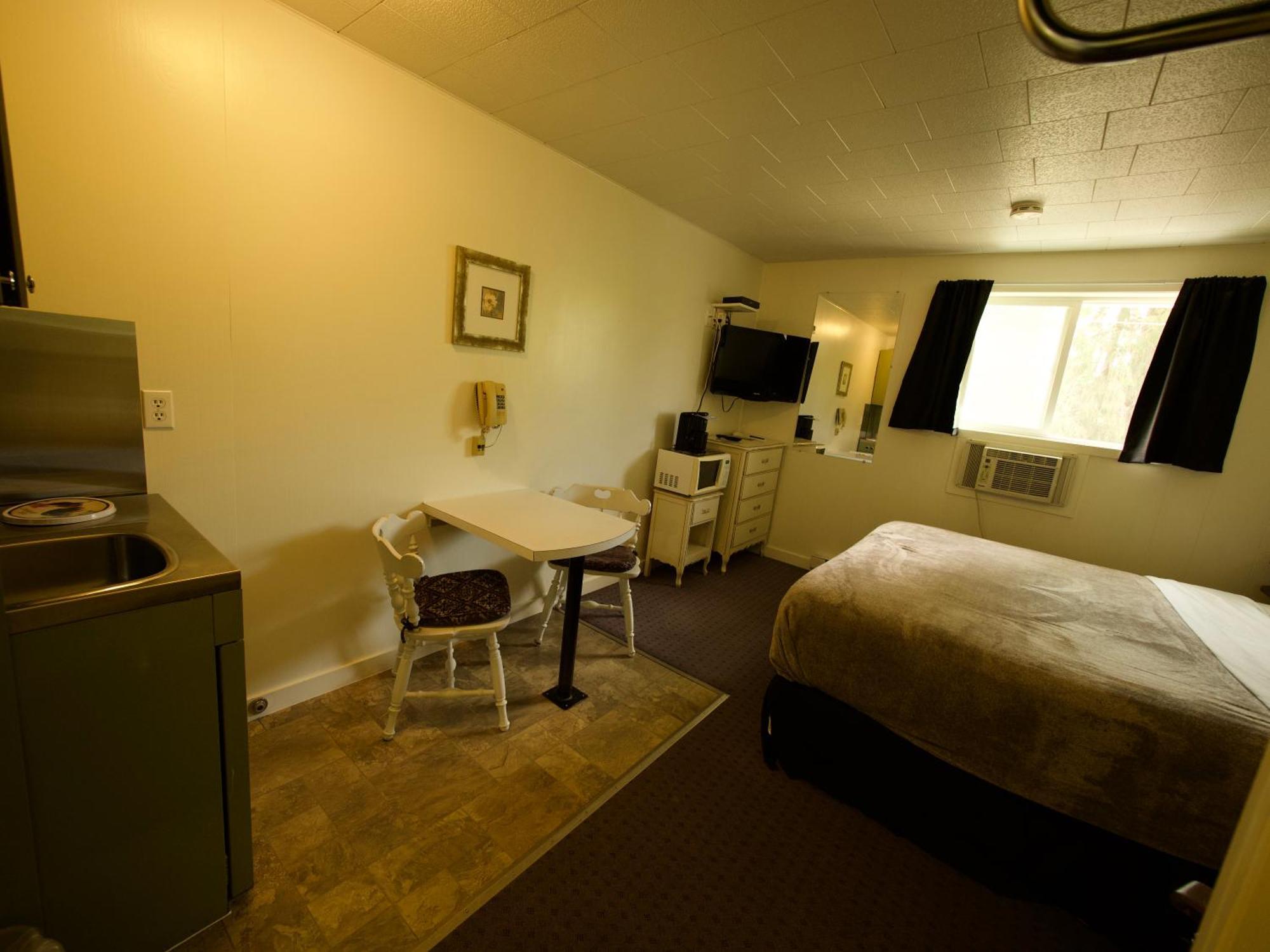 Creston Valley Motel Экстерьер фото