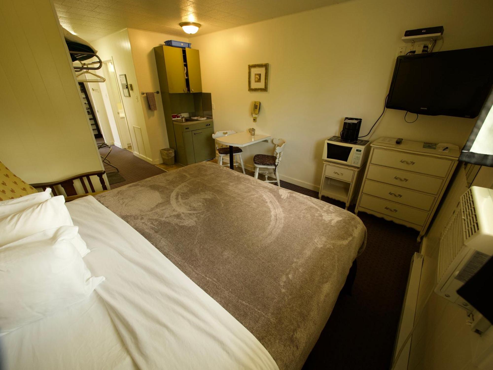 Creston Valley Motel Экстерьер фото