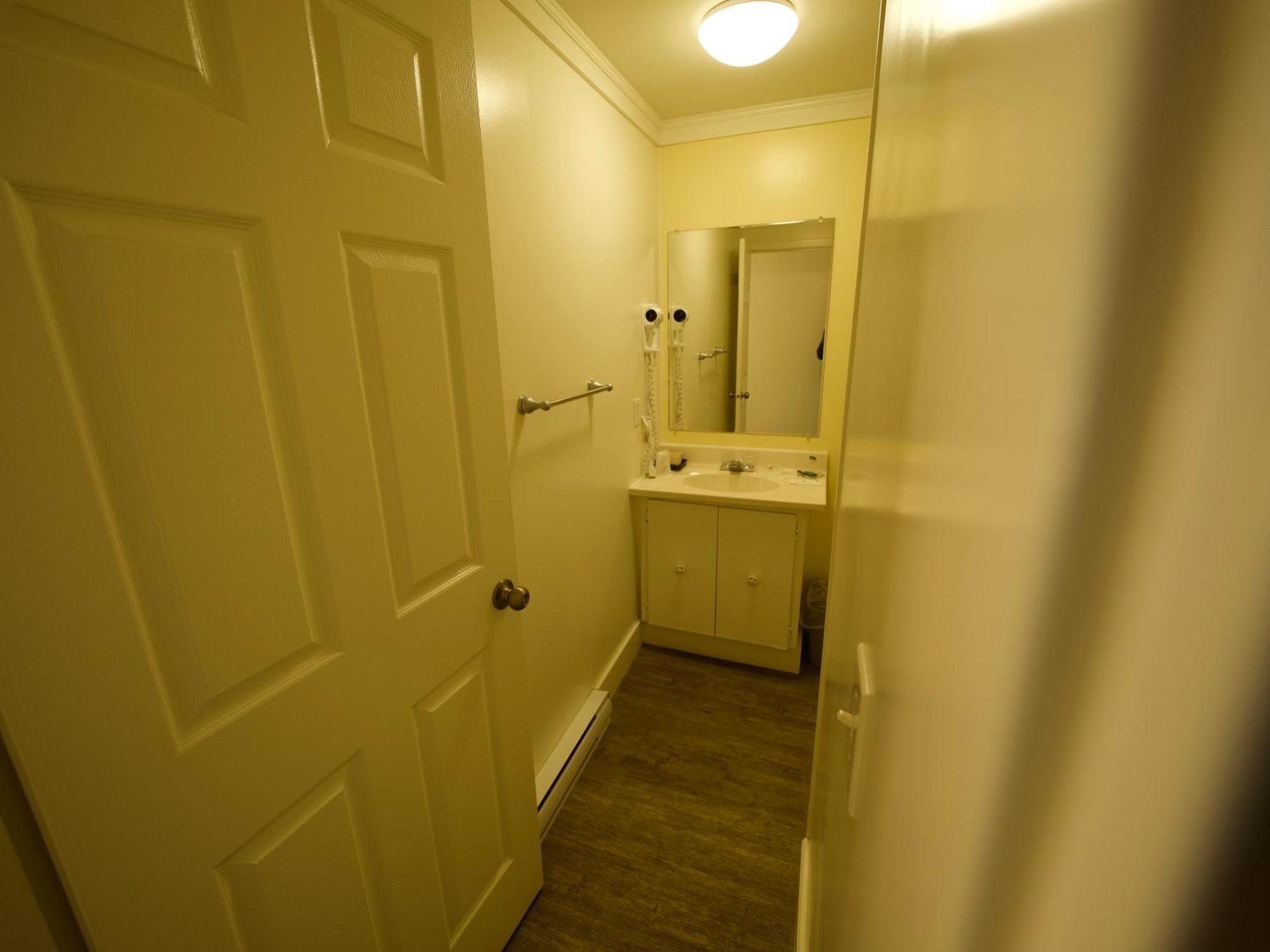Creston Valley Motel Экстерьер фото